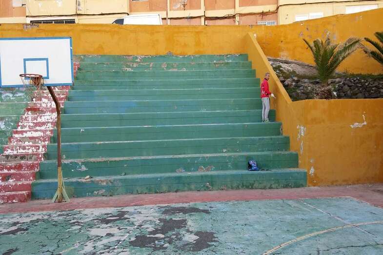 Tareas de mejora en la cancha deportiva de Melenara (Foto TA)