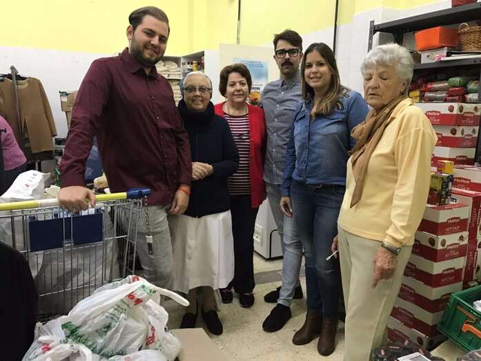 Los jóvenes de CC con miembros de Cáritas de Jinámar (Foto TA)