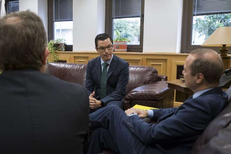 El teldense Pablo Rodríguez, durante la reunión con Augusto Hidalgo y José Eduardo Ramírez (Foto TA)
