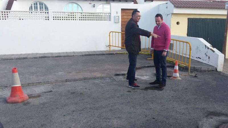 El concejal de Vías y Obras, Eloy Santana, supervisa el inicio de los trabajos (Foto TA)