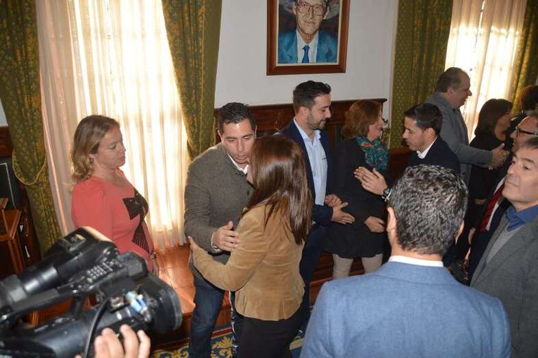 La alcaldesa y Ramos se saludan ayer en el salón de Plenos de Telde durante la recepción a Clavijo (Foto TA)