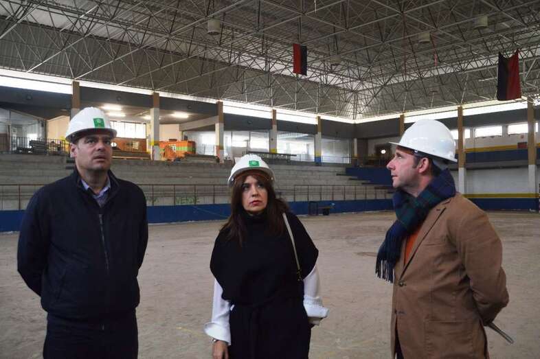 Carmen Hernández (c), esta mañana escoltada por los concejales Diego Ojeda (i) y Eloy Santana (d) en el interior del pabellón (Foto TA)