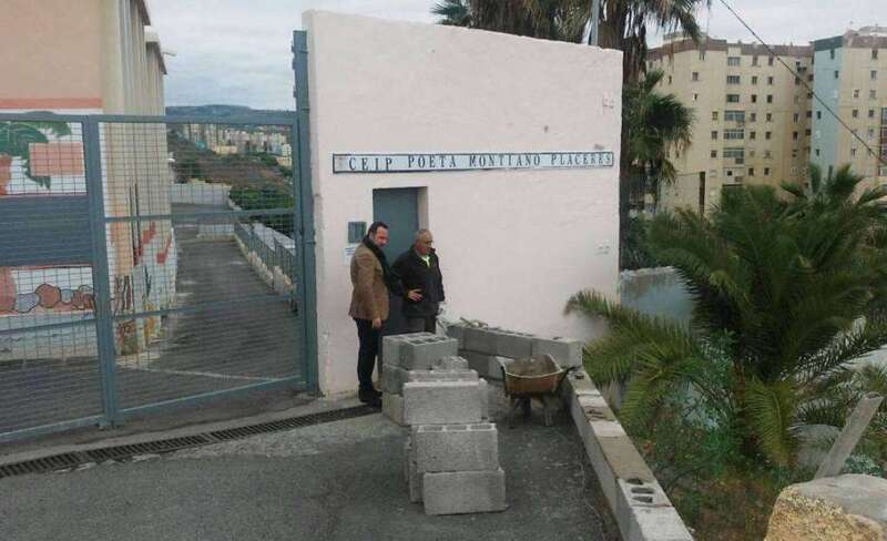 Eloy Santana supervisa los trabajos en el colegio (Foto TA)