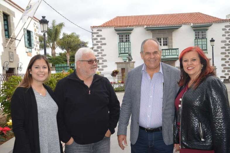 Saro Sosa, la primera  por la derecha, junto a miembros de CC (Foto TA)