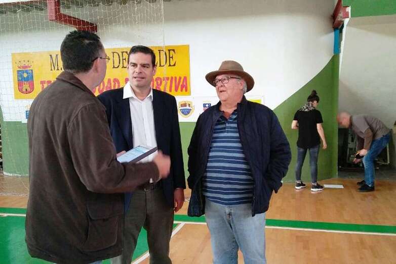 Una imagen del edil Diego Ojeda con Antonio Moreno en el pabellón de Las Remudas (Foto TA)