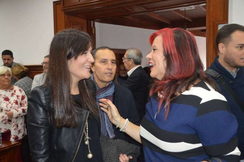 Natalia Santana saluda a la nueva edila Saro Sosa, minutos antes del Pleno de este viernes (Foto TA)