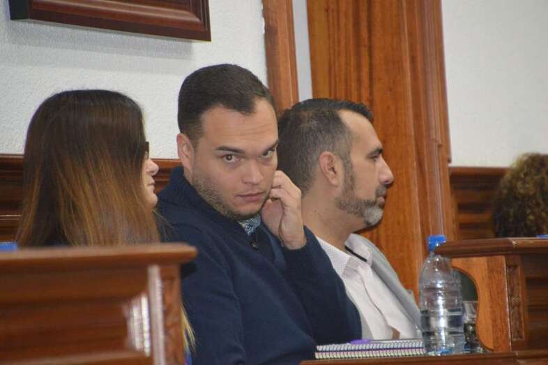 Los ediles Esther González y Guillermo Eugenio, vinculados a Podemos, en el Pleno de este viernes (Foto TA)