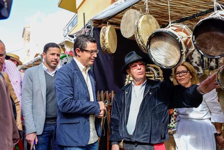 Pablo Rodríguez y Héctor Suárez, de charla con un artesano (Foto TA)