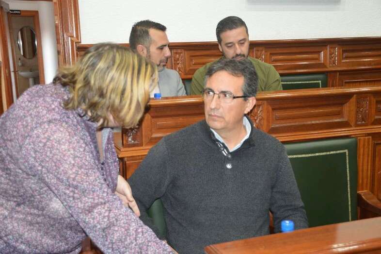 Juan Francisco y su compañera de partido Luisa Dávila, en el Pleno del pasado viernes (Foto TA)