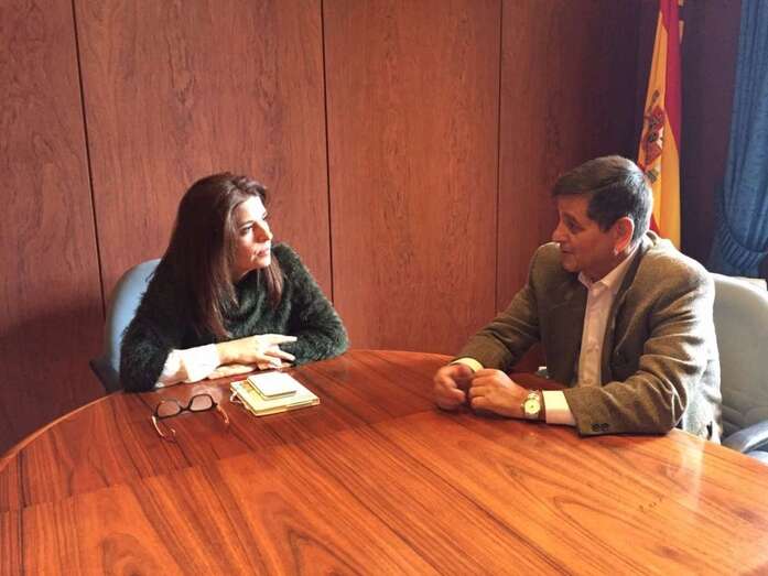 Carmen Hernández (i) y Santiago Rodríguez (d), este lunes en Telde (Foto TA)