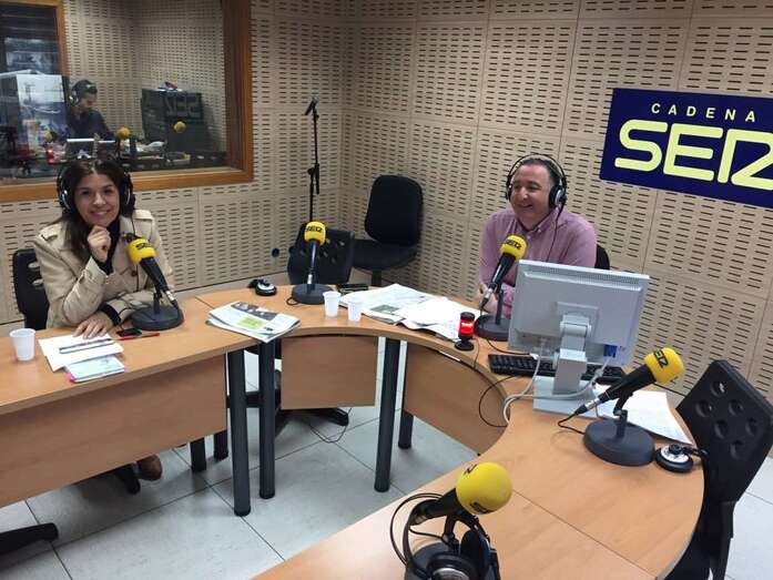 La alcaldesa, esta mañana en los estudios de la SER Las Palmas con Evaristo Quintana (Foto TA)