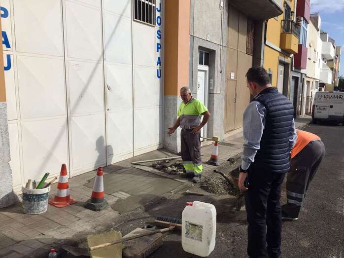 Trabajos de mejora en el pavimento del barrio de Las Huesas por el temporal del 2015 (Foto TA)