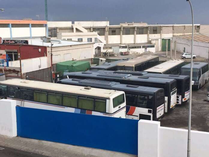 Los vehículos de Guaguas Melenara se han vuelto a quedar por segundo día consecutivo en las cocheras de la empresa (Foto TA)