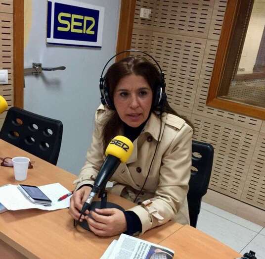 La alcaldesa Carmen Hernández, ayer en los estudios de la Cadena Ser Las Palmas (Foto TA)