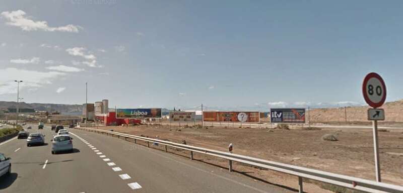 Vallas publicitarias en uno de los márgenes de la GC-1 a su paso por Telde (Foto Google Maps)