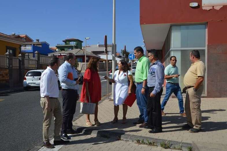 Imagen de archivo de la visita institucional al barrio costero de la Garita (Foto TA)