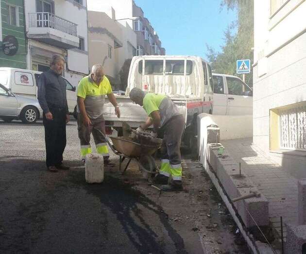 Operarios municipales arreglan el muro derruido (Foto TA)