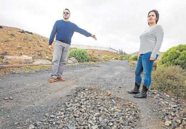 Pedro Sánchez y Vanessa González muestran un gran ejemplar de bache-destruye ruedas