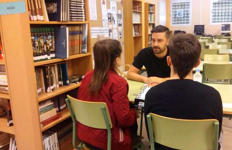 El concejal con alumnos del Instituto de Arnao (FotoTA)