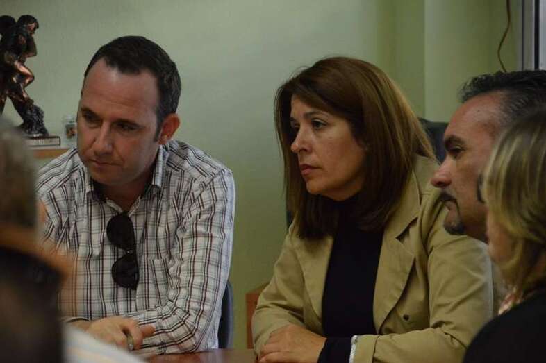 El concejal Eloy Santana, con la alcaldesa, en una reunión con vecinos (Foto TA)