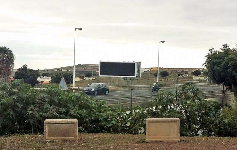 Valla publicitaria en la circunvalación a Telde (Foto TA)