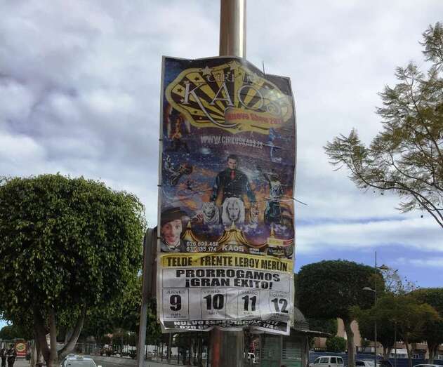 Cartel del Circo Kaos en una farola (Foto TA)