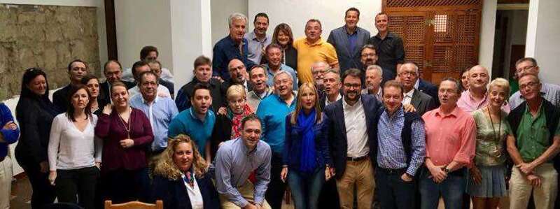 Asier Antona, con militantes y cargos orgánicos del PP de Gran Canaria (Foto TA)