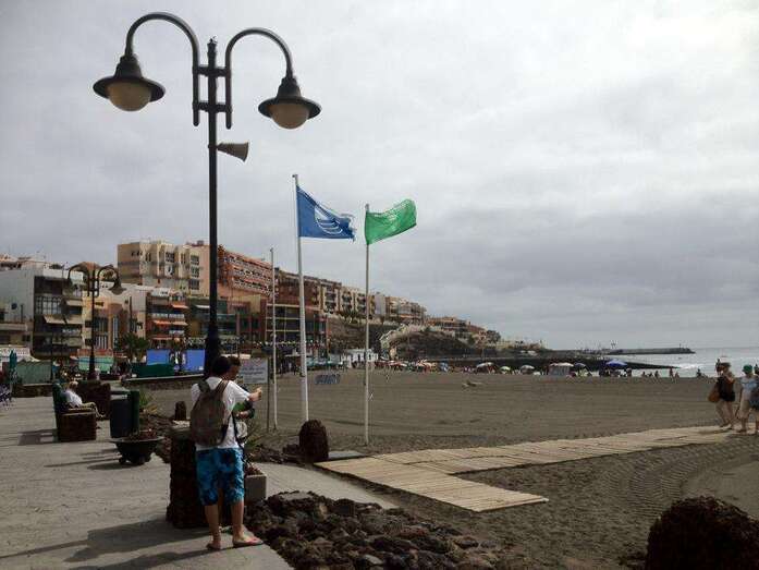 Luminarias del paseo marítimo de Melenara (Foto TA)