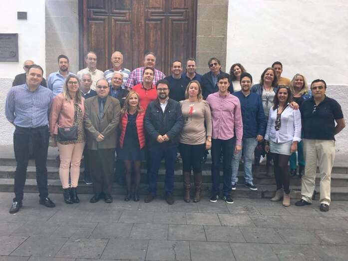 Foto de grupo con los militantes del PP de Telde, Asier Antona y otros cargos del partido (Foto TA)