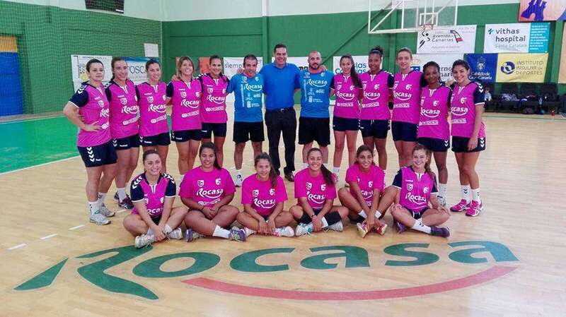 Ojeda con las jugadoras del Rocasa (Foto TA)