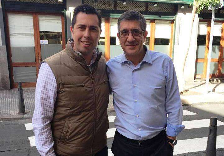 Alejandro Ramos con Patxi López (Foto TA)