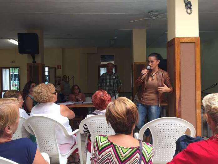 La ex directora general de Políticas Sociales, la socialista Carmen Acosta, durante su visita hace meses al Centro de Mayores de Telde (Foto TA)