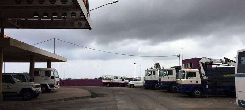 Imagen de varios vehículos municipales inmovilizados ayer en las instalaciones municipales de Narea (Foto TA)