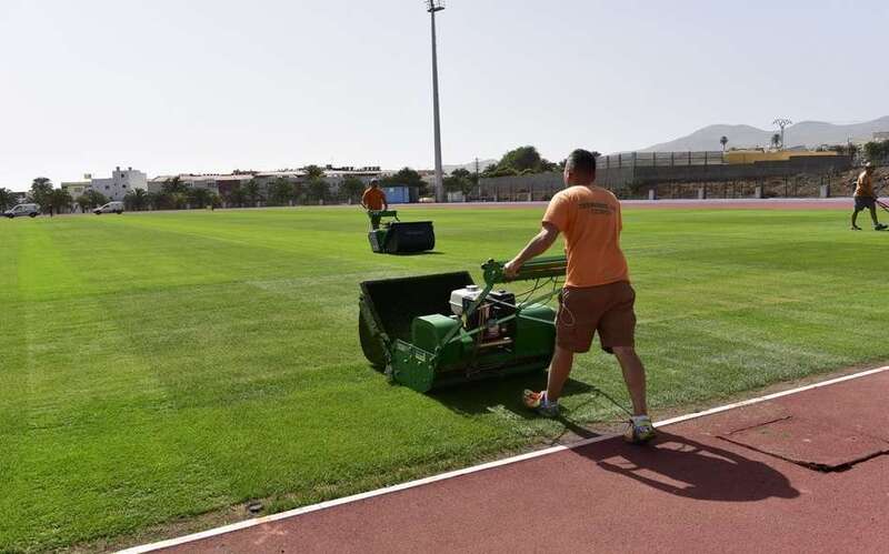 Trabajos de cuidado del césped (Foto Juan Carlos Alonso-C7)