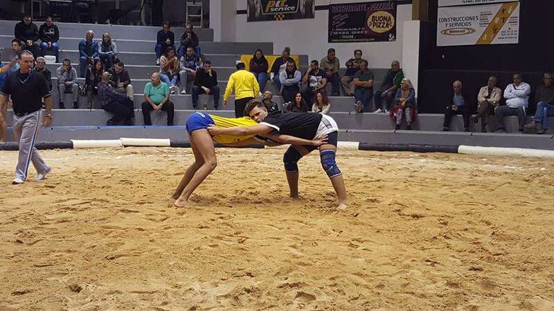 Imagen de archivo de una luchada en el terrero Amado Díaz Guillén de Las Huesas (Foto TA)