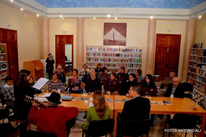 Imagen del acto celebrado esta tarde en la biblioteca de Arnao (Foto Antonio Alí)