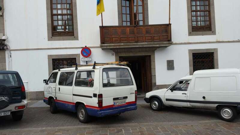 Vehículo de la flota municipal, ayer por la mañana en San Juan (Foto TA)