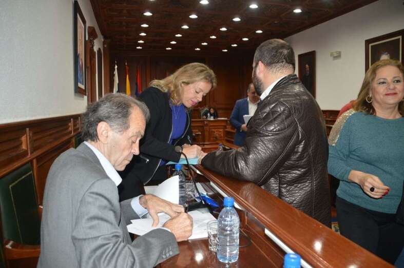 Los ediles del PP José Suárez y Sonsoles Martín firman el documento minutos antes del inicio del Pleno (Foto TA)