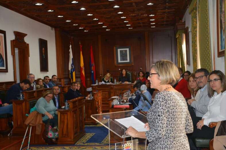 Dolores Amador Demetrio, este viernes en el Pleno de Telde leyendo el manifiesto institucional por el Día de la Mujer (Foto TA)