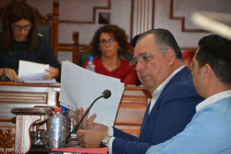 Juan Martel, mostrado este viernes el documento de AXA durante el Pleno municipal (Foto TA)