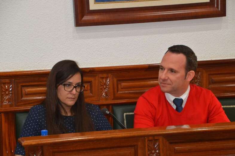 Natalia Santana, hoy en su último Pleno como concejala del Ayuntamiento de Telde, junto a su compañero Eloy Santana (Foto TA)