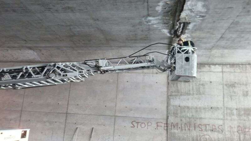 Bomberos sanean la grieta del techo del túnel (Foto TA)