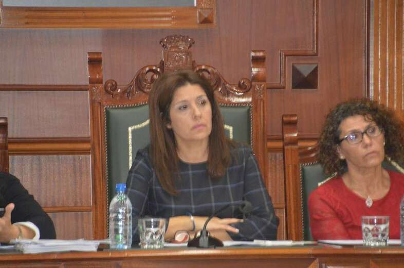 La alcaldesa y la interventora accidental en el Pleno del pasado viernes (Foto TA)