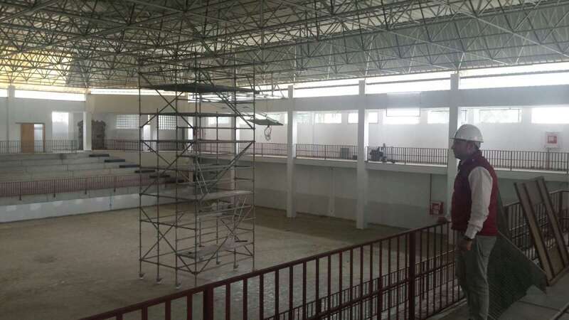 Eloy Santana supervisa los trabajos en el pabellón de Jinámar (Foto TA)