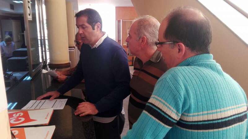 Miembros de Ciudadanos Telde presentando este martes el escrito (Foto TA)