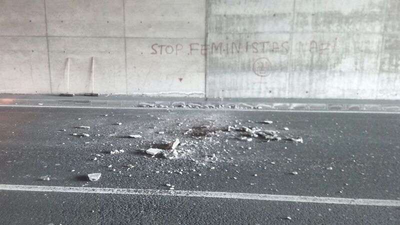 Cascotes caídos del techo del puente bajo rasante (Foto TA)