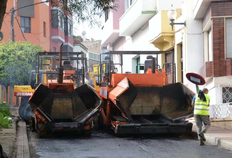 Imagen de archivo de una actuación de asfaltado en Telde (Foto TA)