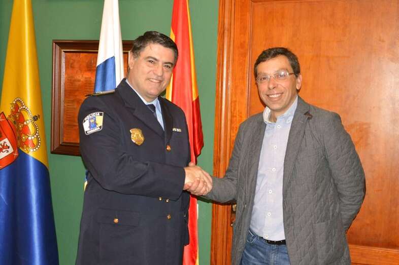 El alcalde de Valsequillo, Francisco Atta, y el nuevo jefe accidental de la Policía Local, Julián Valdemoro (Foto TA)