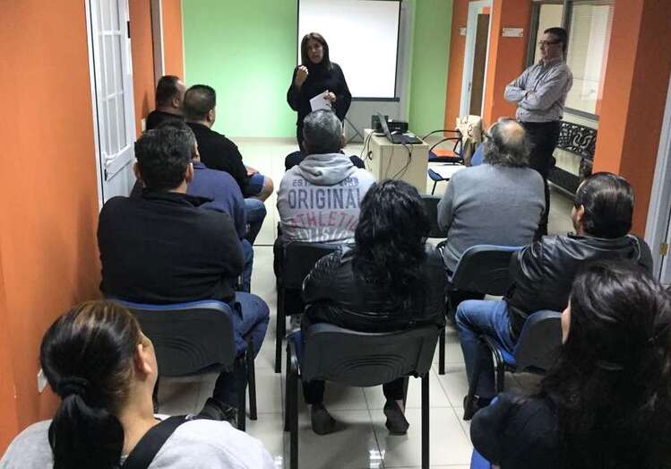 La alcaldesa Carmen Hernández, ayer jueves con los inquilinos de las viviendas de la segunda fase del ARU (Foto TA)