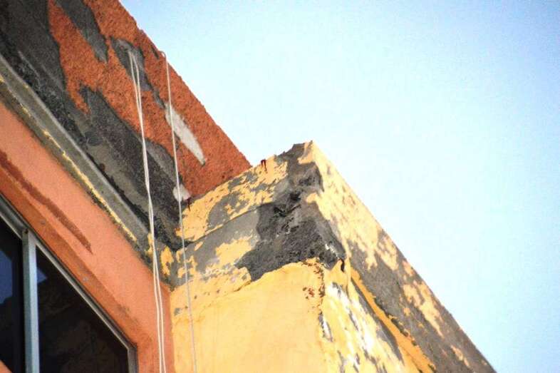 Los edificios de Los Marinos presentan deterioros evidentes en sus fachadas (foto TA)